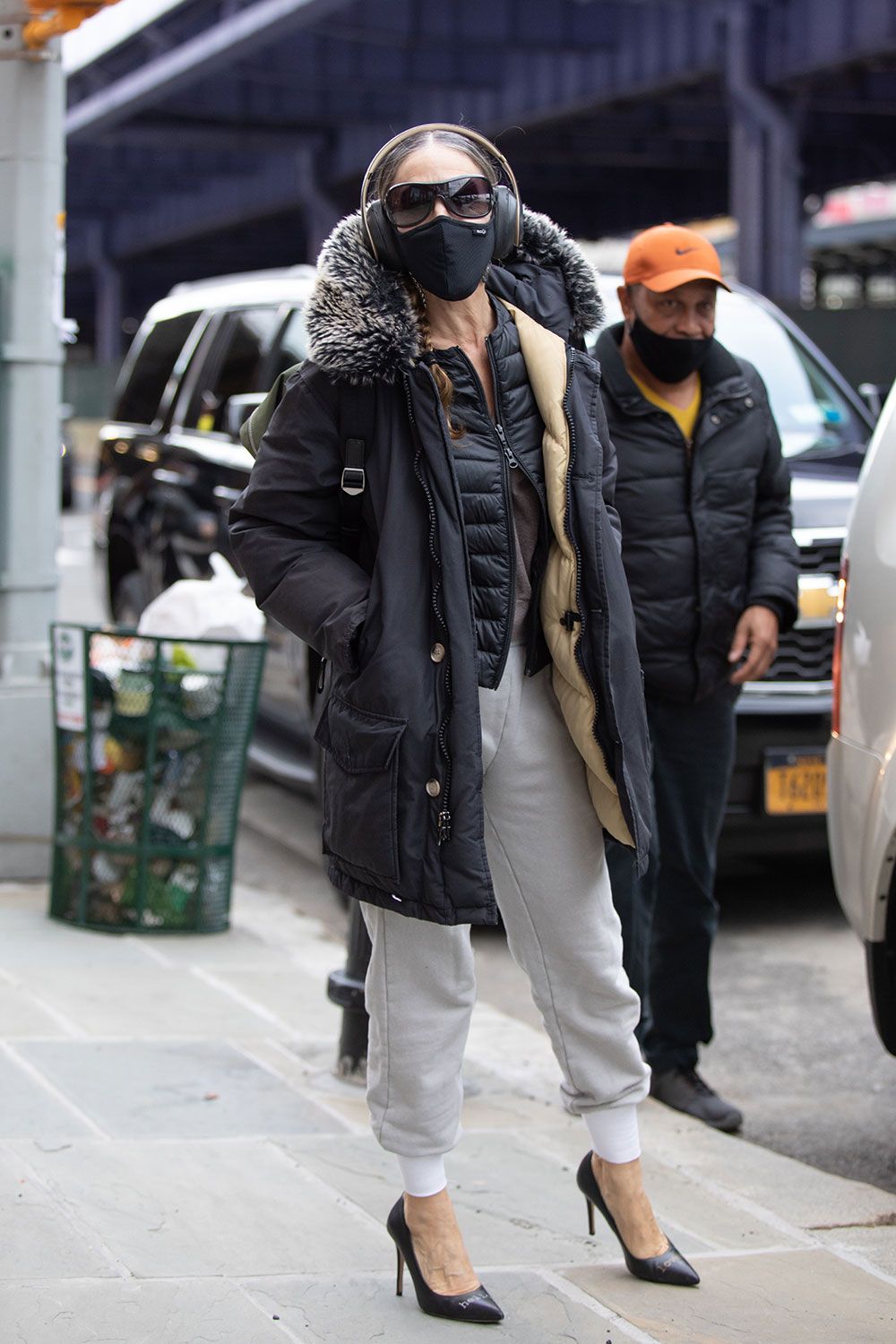 Sarah Jessica Parker o como combinar pantalones jogger y tacones