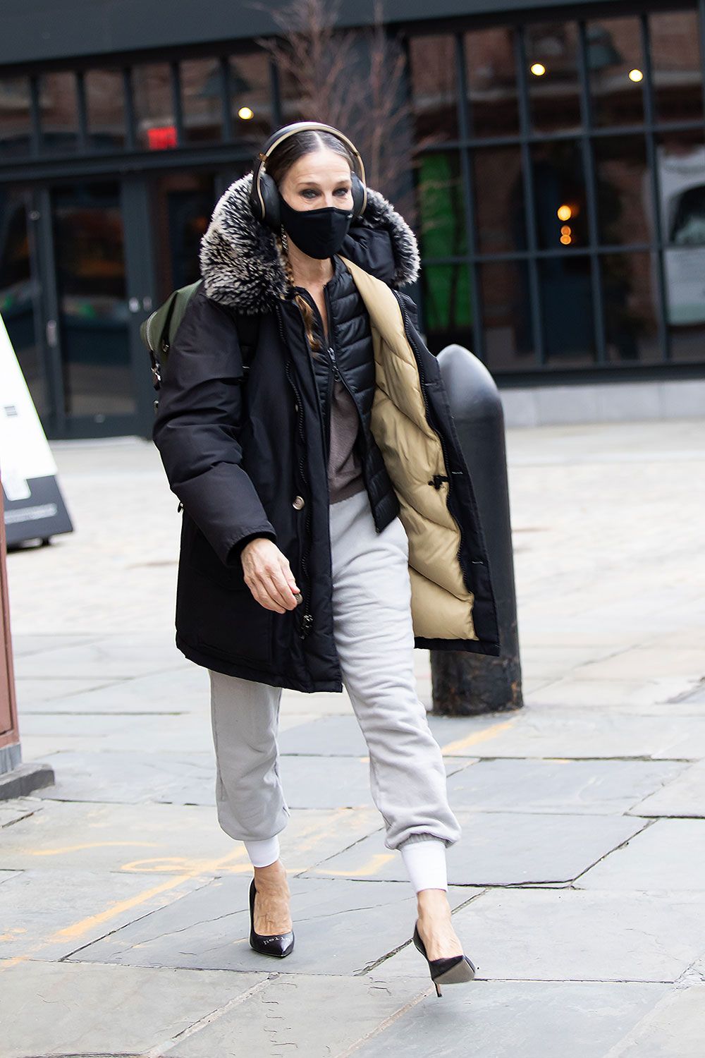 Sarah Jessica Parker o como combinar pantalones jogger y tacones