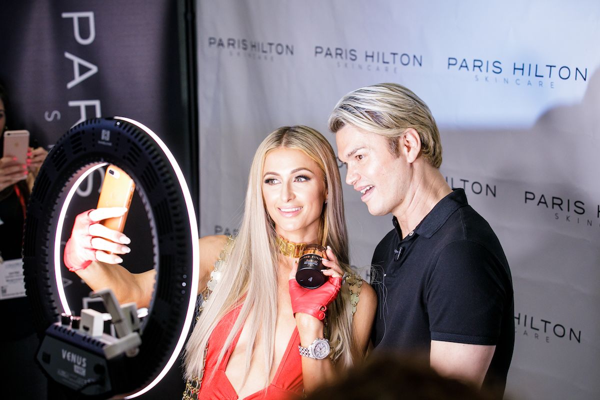 Lo stand di Paris Hilton al Cosmoprof2018 di Las Vegas