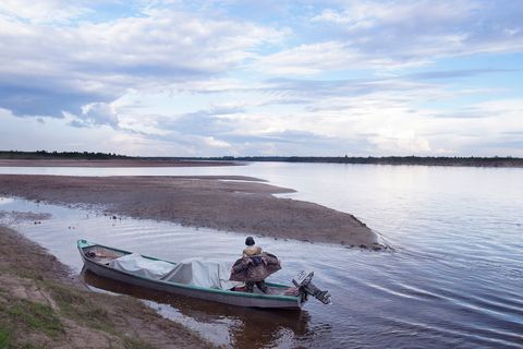 Een visser met een raketboot komt aan land met zijn vracht Hij woont in een dorp met slechts vier inwoners op tien uur varen van het plaatsje Bychye Hij is drie dagen op de rivier onderweg om naar grotere dorpen te komen zijn vis te verkopen en terug naar huis te keren