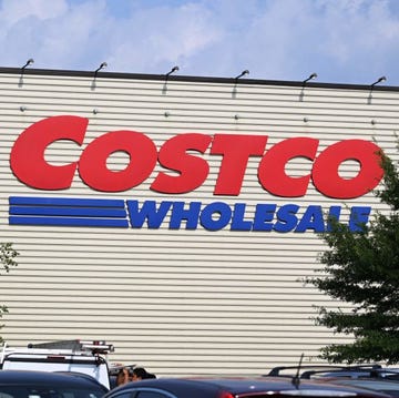 小売店の側面に大きく　costco　と書かれている