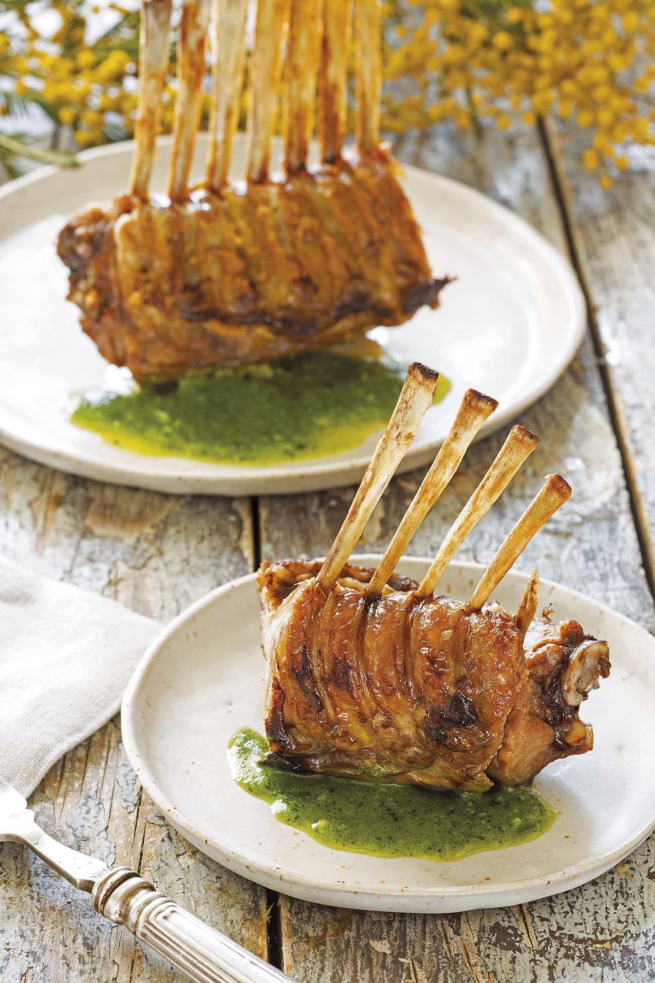 costillar de cordero con pesto y piñones