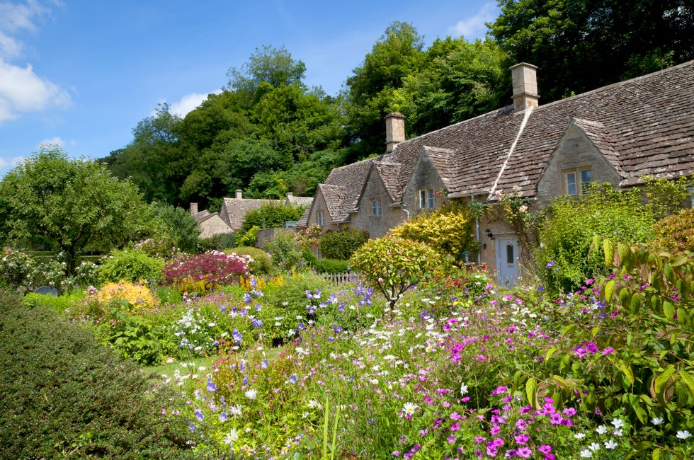 cotswolds   cottage garden at bibury