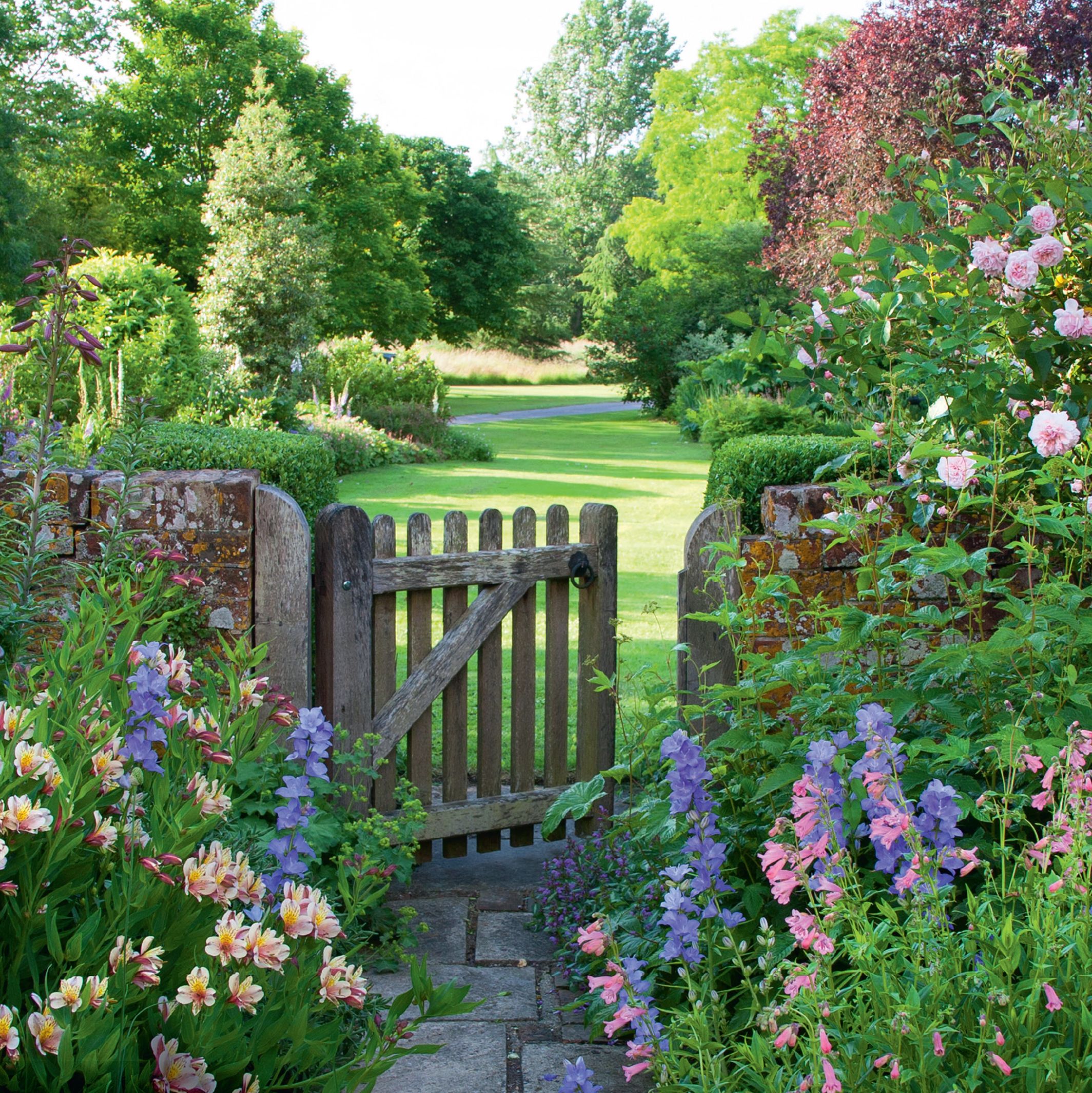 How to Create an English Cottage Garden