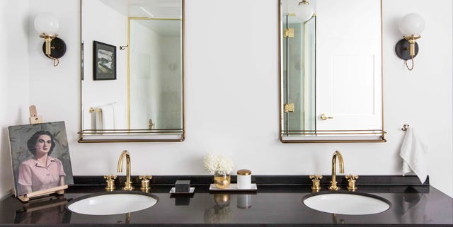 https://hips.hearstapps.com/hmg-prod/images/counter-organizer-ideas-10-nicolehollis-the-palladian-seattle-bathroom-t-1573074464.jpg?crop=1.00xw:0.669xh;0,0.220xh&resize=640:*