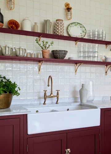 estanterías a la vista para organizar una cocina pequeña en estilo rústico