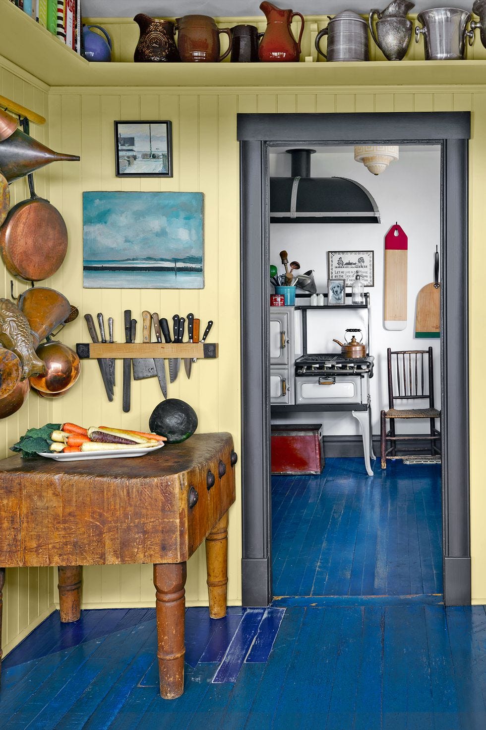 country kitchen ideas crown molding shelving