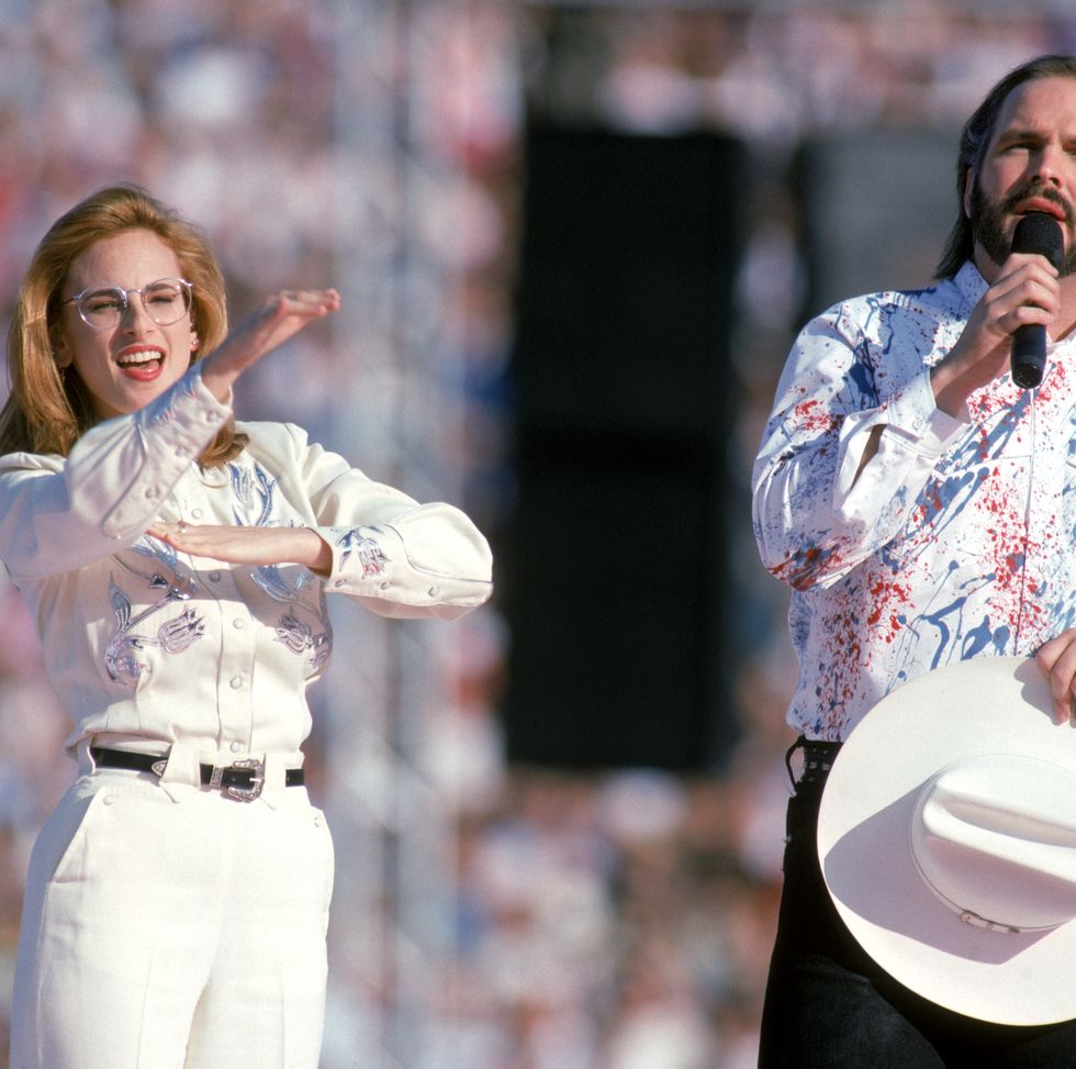 lady gaga sings the national anthem at super bowl 50