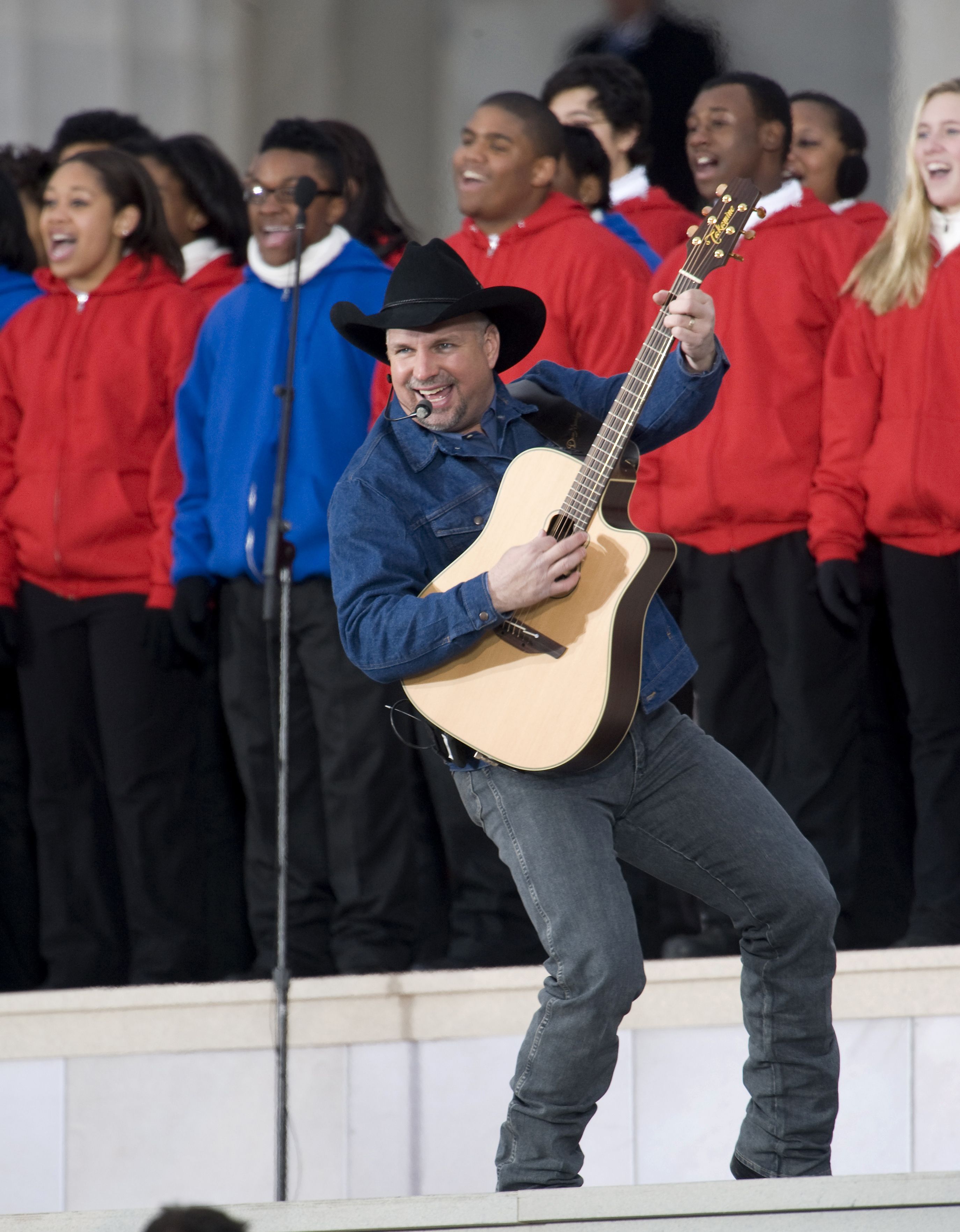 Garth Brooks wore a jersey supporting Bernie Sanders?