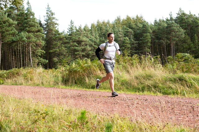 un trail runner en la montaña