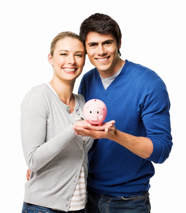 un chico y una chica sujetan una hucha en forma de cerdito de color rosa