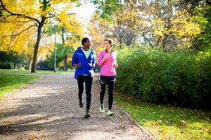 man en vrouw hardlopen in het park