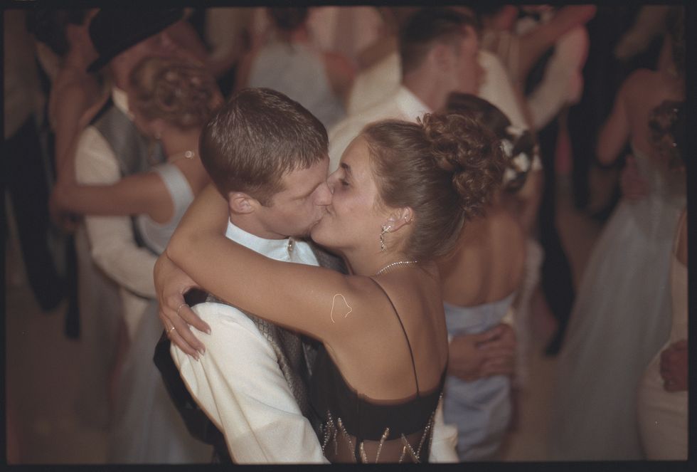 couple kissing at senior prom