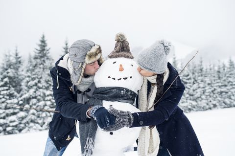 winter date ideas  couple kissing snowman