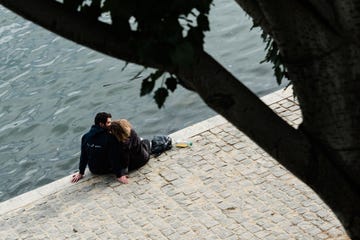 after 55 days of lockdown, the parisians gather on the quays of the seine