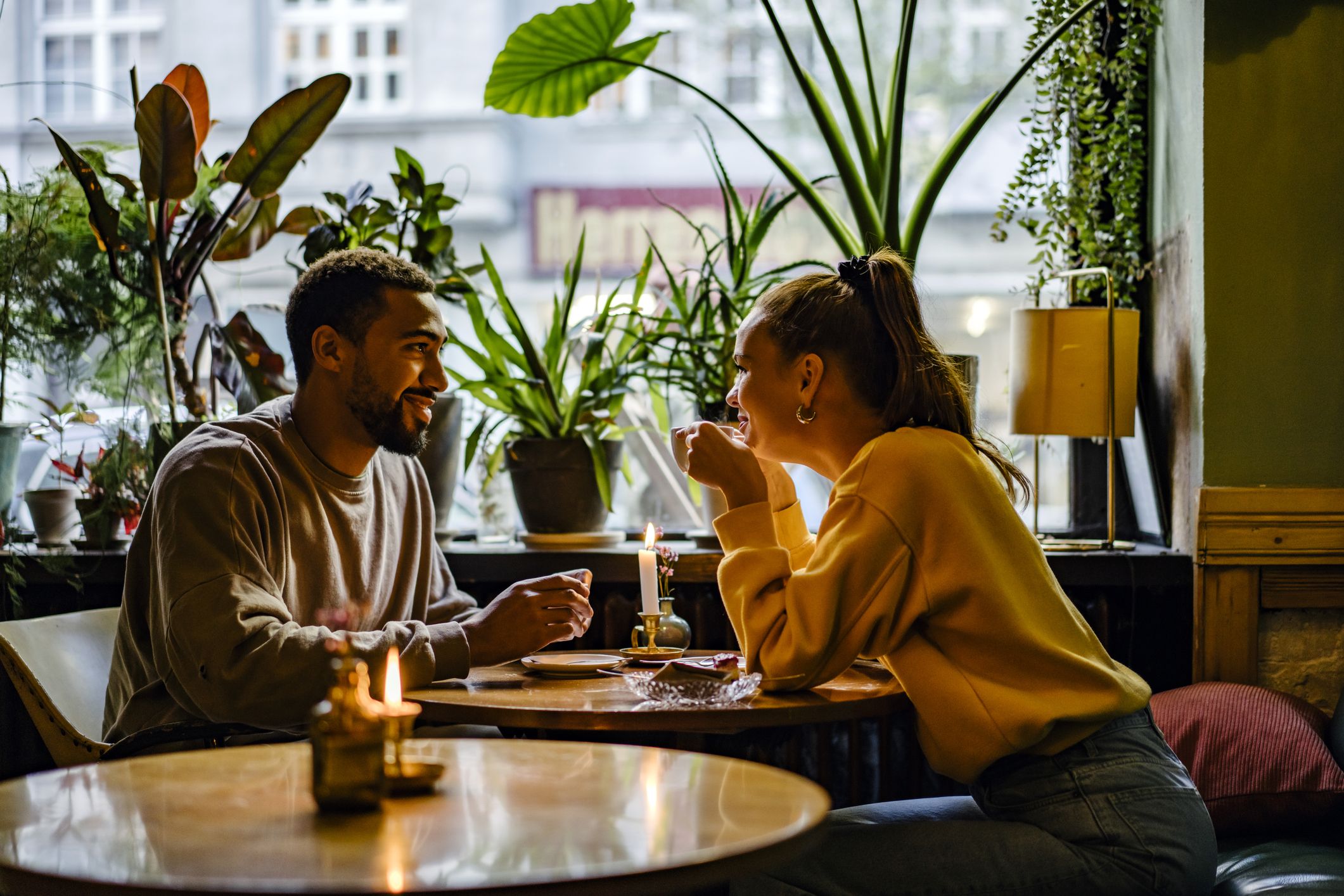 【パートナーがほしい人必見】「恋人との出会い」を調査！モテる人の特徴やNG行動も