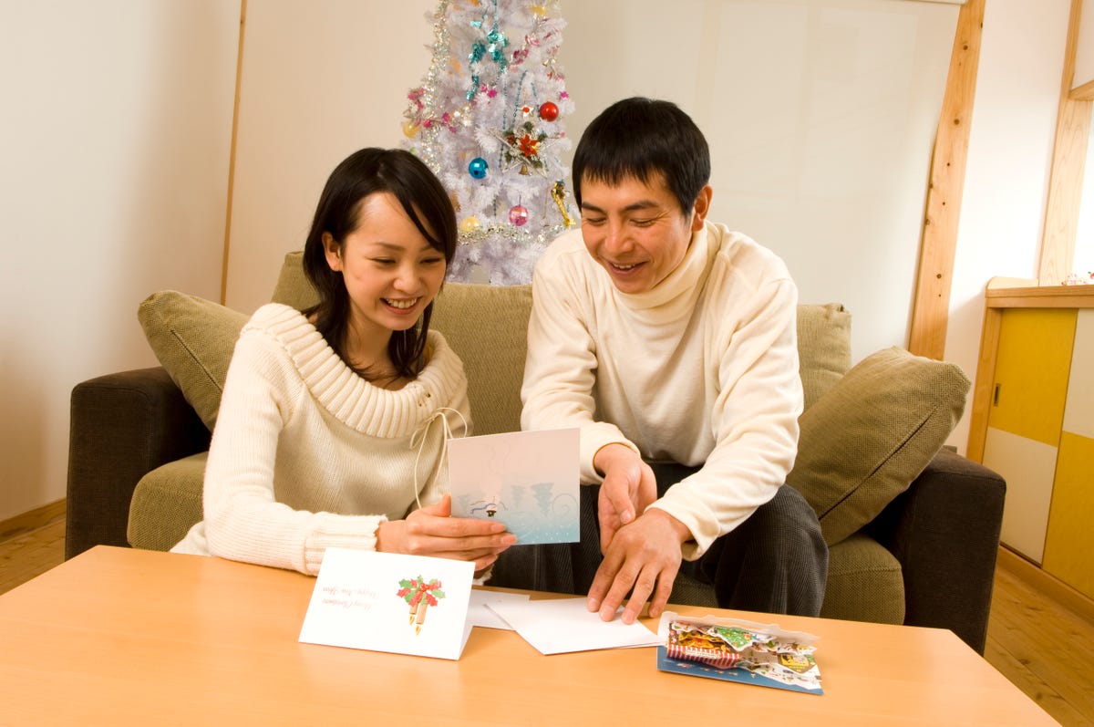 couple reading christmas cards