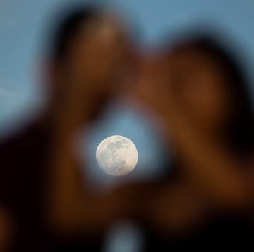 一カ月に一度夜空にに現れる満月を見て、“綺麗だな”と見とれることはあっても、月の満ち欠けが人にも影響を与えると考えたことはあまりないはず。西洋の占星術では、満月は「終わり」を意味していて、満月の日に恋人と破局に至る傾向が高まると考える人もいるのだとか。プロの占星術師が「満月が人の心と恋愛関係に与える影響」を解説。