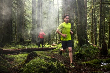 man en vrouw rennen in het bos