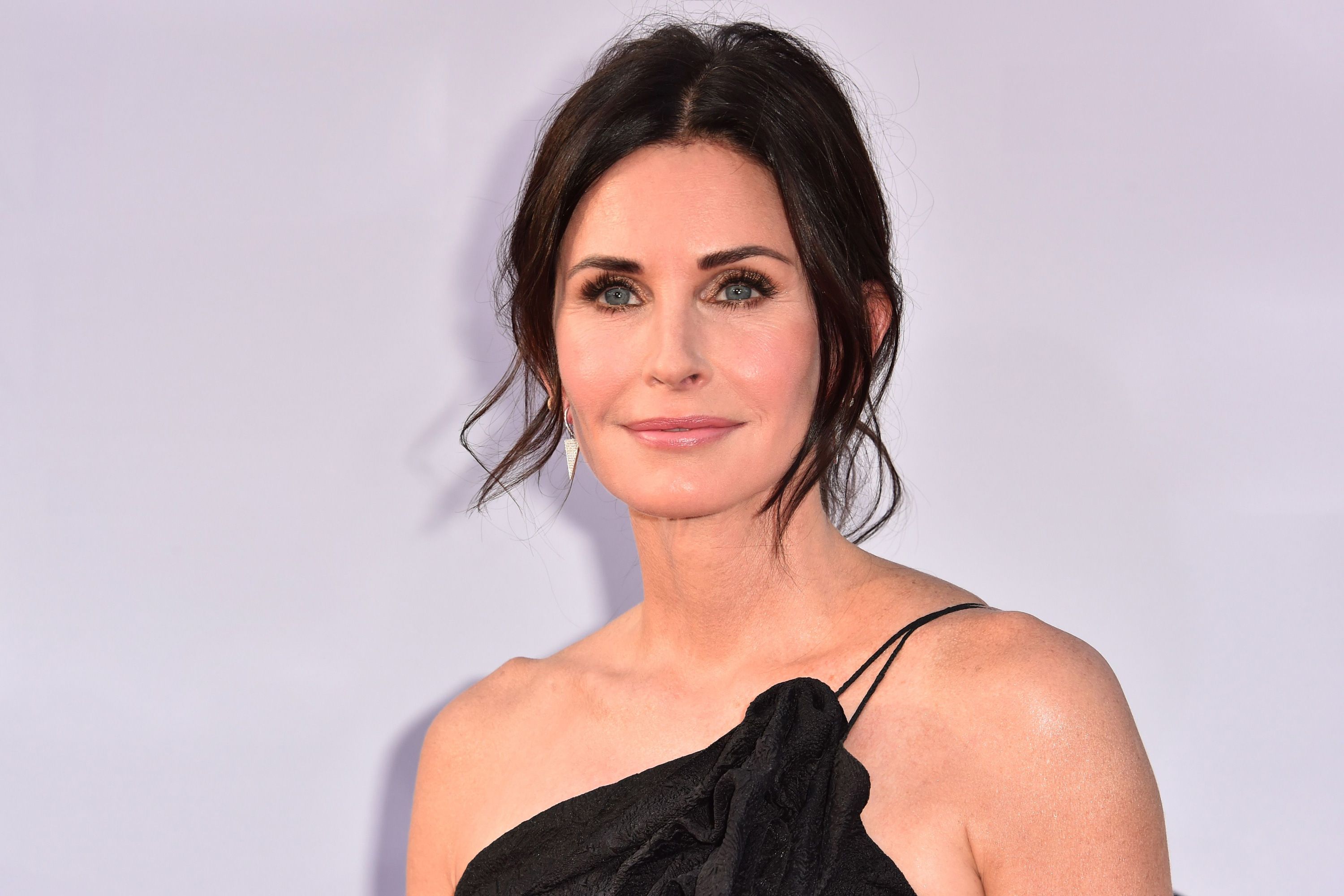 Courteney Cox Long Black Wavy Hairstyle  Hairstyles Weekly