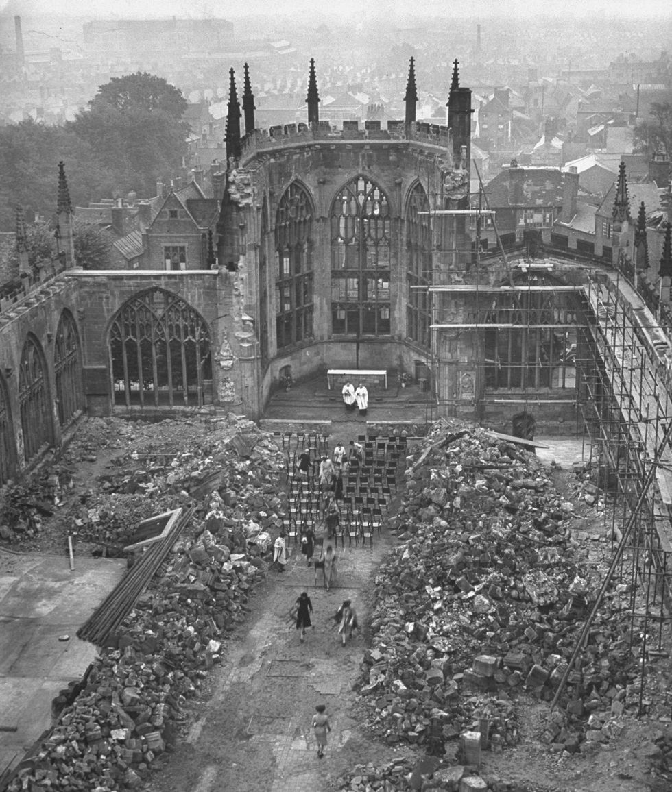 In 1944 wordt te midden van de runes van de Kathedraal van Coventry de mis opgedragen Het bouwwerk werd verwoest tijdens Duitse bombardementen op de stad