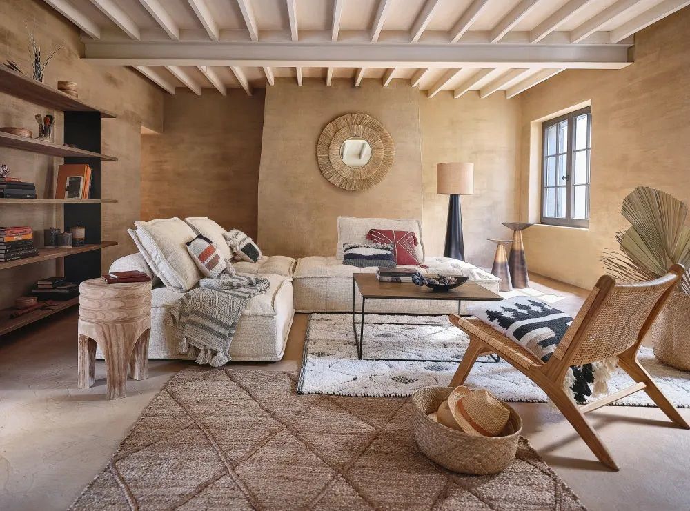 Una variedad de cestas de mimbre para la decoración del hogar se colocan en  el suelo en una sala de estar moderna