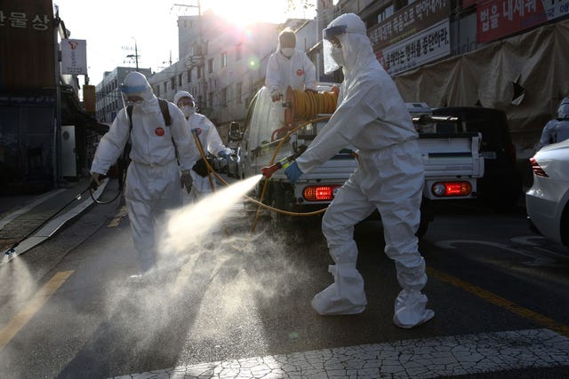 Op 6 oktober 2020 maakt ontsmettingspersoneel in beschermende kleding een straat in de ZuidKoreaanse hoofdstad Seoul schoon om te voorkomen dat het nieuwe coronavirus zich verder verspreidt Het aantal nieuwe besmettingen in ZuidKorea is de afgelopen tijd zes opeenvolgende dagen onder de honderd gebleven maar het land zet zich schrap voor een tweede golf van infecties nadat tijdens de feestdag Chuseok een reeks nieuwe uitbraakclusters is gemeld