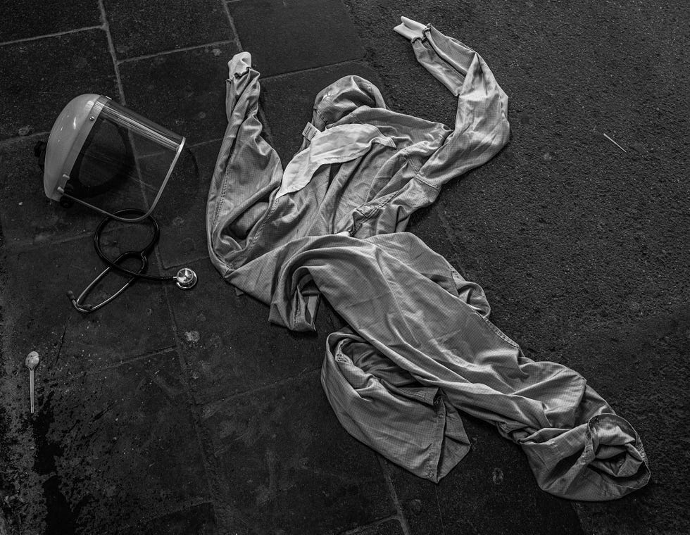 Buiten een ziekenhuis in het Belgische La Louvire is de beschermende uitrusting van een arts op de grond gegooid De arts deed de kleding snel uit om te voorkomen dat hij mensen zou besmetten toen hij een patint vanuit een ambulance naar de spoedeisende hulp begeleiddeUitFotoverslag Belgi tijdens de eerste coronagolf