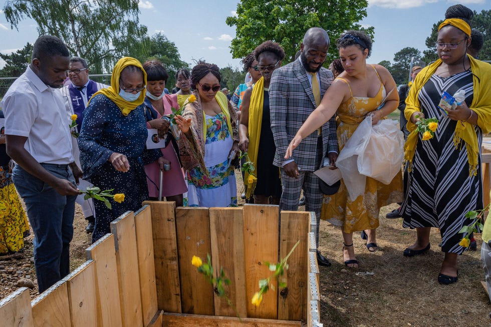 https://www.nationalgeographic.com/content/dam/archaeologyandhistory/2020/12/history-eoy-gallery/USE/covid-england-addario-02.jpg Rouwenden bewijzen de laatste eer aan Esther Iyabode Akinsanya die COVID19 opliep terwijl ze als zorgmedewerkster in het Queen Elizabeth Hospital in Londen werkteUitIn GrootBrittanni weten familieleden van de doden nog steeds of het om COVID19 ging