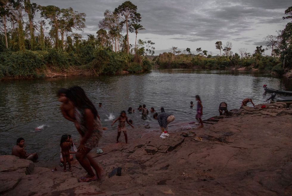 De Kayap die leven in het bekken van de rivier de Xingu midden in het Amazonegebied hebben moeite om hun culturele tradities in stand te houden doordat ze blootgesteld worden aan de invloeden van de moderne wereld In de afgelopen tijd hebben de leiders van de Kayap met gouddelvers afgesproken dat die zich uit hun gebied terugtrekken zolang de coronacrisis duurt Elders hebben bewakingspatrouilles van de Kayap bomen omgekapt om wegen die naar hun gebied leiden te blokkeren