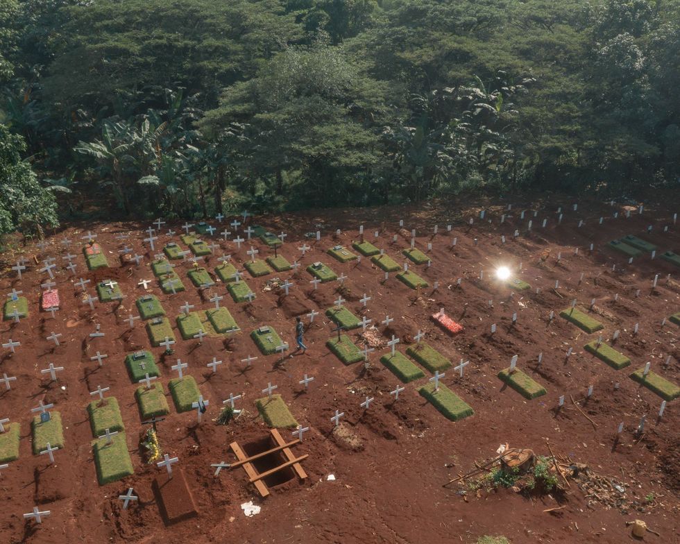 In Indonesi behoorde het sterftecijfer als gevolg van COVID19 tot de hoogste in Azi Eind april werd op de openbare begraafplaats van Pondok Ranggon in OostJakarta bos gerooid om ruimte te maken voor nieuwe slachtoffers van de pandemie