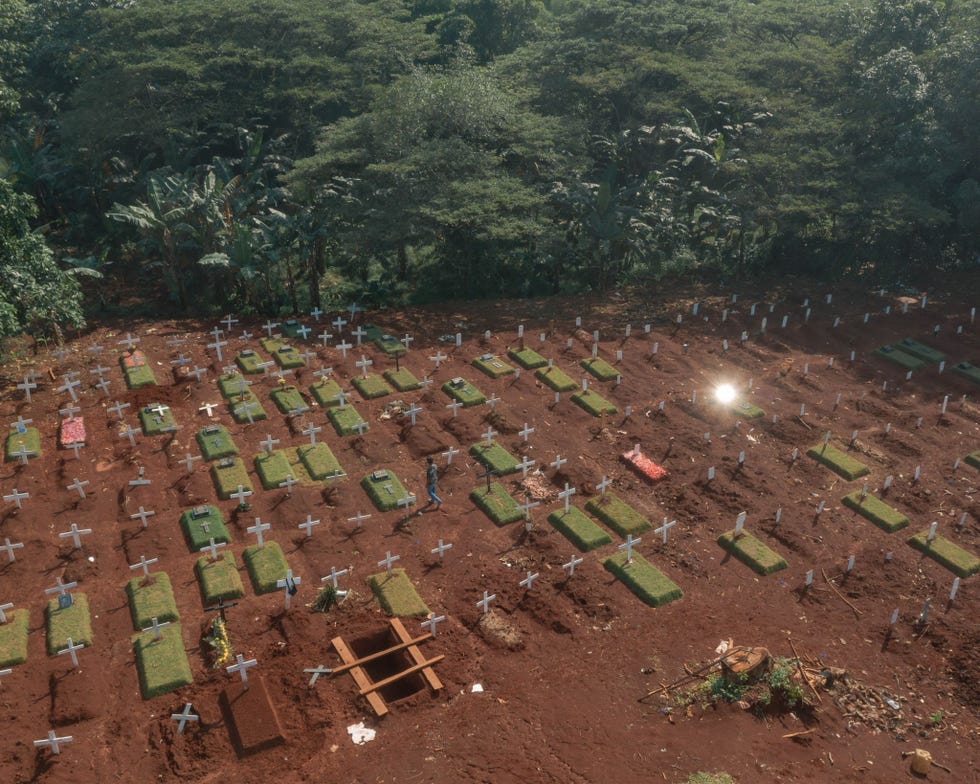 https://www.nationalgeographic.com/content/dam/archaeologyandhistory/2020/12/history-eoy-gallery/USE/covid-indonesia-java-fadli-04.jpg In Indonesi behoorde het sterftecijfer als gevolg van COVID19 tot de hoogste in Azi Eind april werd op de openbare begraafplaats van Pondok Ranggon in OostJakarta bos gerooid om ruimte te maken voor nieuwe slachtoffers van de pandemie