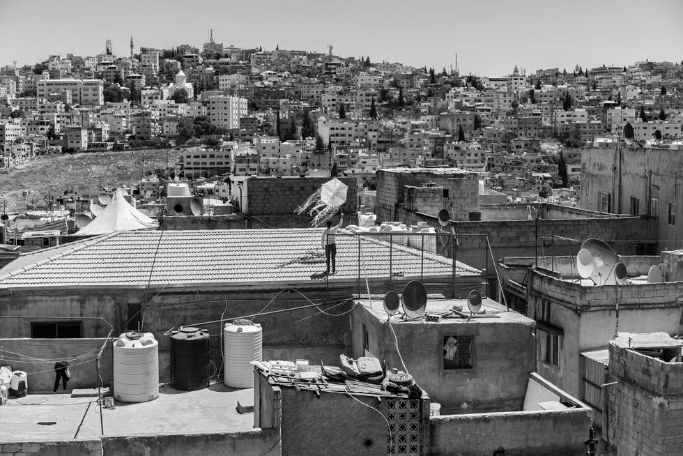 https://www.nationalgeographic.com/content/dam/archaeologyandhistory/2020/12/history-eoy-gallery/USE/covid-jordan-quarantine-lockdown-kites.jpg Tijdens lockdown laat een jonge Jordanees op een dak in Amman zijn vlieger op Bedrijven in de stad hebben vliegers uitgedeeld omdat vliegeren een tijdverdrijf is dat veilig en in afzondering beoefend kan worden