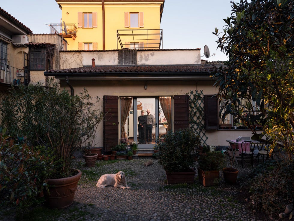 Paolo en Elisabeth Lombardi  beiden verklaarde hypochonders  begonnen al vr de verplichte quarantaine aan vrijwillige zelfisolatie Nu verlaten ze hun woning alleen om boodschappen te doen en de hond uit te laten Elisabeth is bang dat de pandemie tot 2021 zal voortwoeden maar ze ziet ook een zilveren randje schonere lucht en minder verkeer