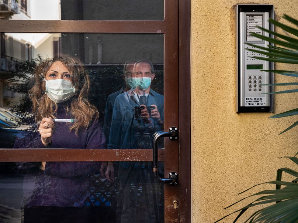 Nadat ze koorts heeft gekregen laat journaliste Gea Scancarello zich portretteren door fotograaf Gabriele Galimberti Hij nam de foto van buitenaf door het glas van de voordeur nadat hij boodschappen voor haar had afgeleverd