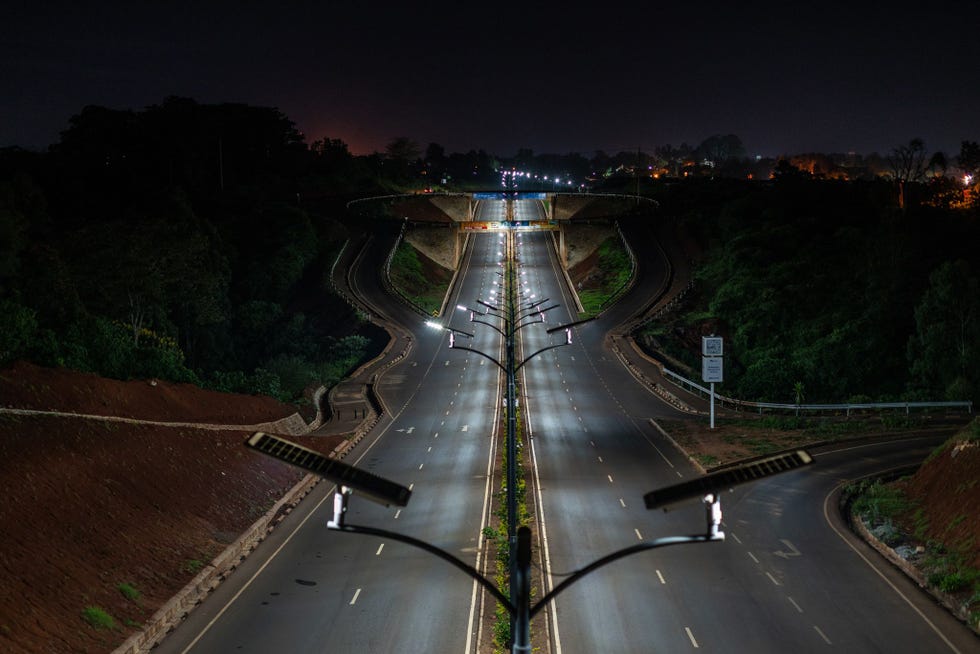 https://www.nationalgeographic.com/content/dam/archaeologyandhistory/2020/12/history-eoy-gallery/USE/covid-nairobi-kenya-sobecki-04.jpg Nadat de Keniaanse president Uhuru Kenyatta in april een uitgaansverbod van s ochtends vroeg tot s avonds laat had afgekondigd lagen de snelwegen van het land zoals deze in de wijk Kitisuru in Nairobi er verlaten bijUitIn Nairobi is quarantaine een luxe die maar weinigen zich kunnen veroorloven