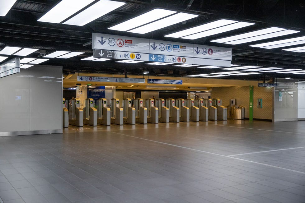 Drie regionale treinen en vijf metrolijnen doorkruisen ChteletLes Halles Normaal gesproken vervoeren deze elke dag 750000 reizigers Tijdens de lockdown mogen alleen mensen met een essentieel beroep gebruikmaken van het openbaar vervoer