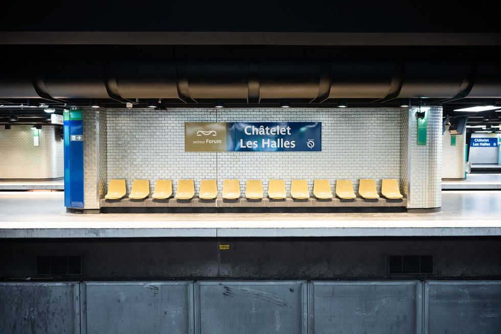 Het metrostation ChteletLes Halles in het hart van Parijs is het grootste ondergrondse station van Europa Vandaag is er niets te doen