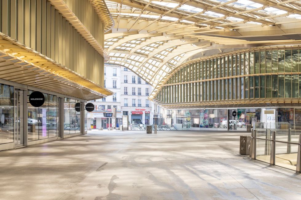 Het Forum des Halles in het centrum van Parijs is een van de grootste winkelcentra van Europa Hier komen elke dag meer dan 150000 bezoekers bijeen Nu is het verlaten en hoor je er alleen het geluid van de roltrappen en het gezang van vogels