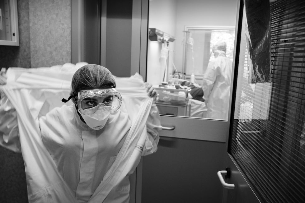 In het Nationaal Instituut voor Infectieziekten Spallanzani in Rome ontdoet een verpleegster zich van haar beschermende kleding nadat ze een COVID19patint heeft bezocht