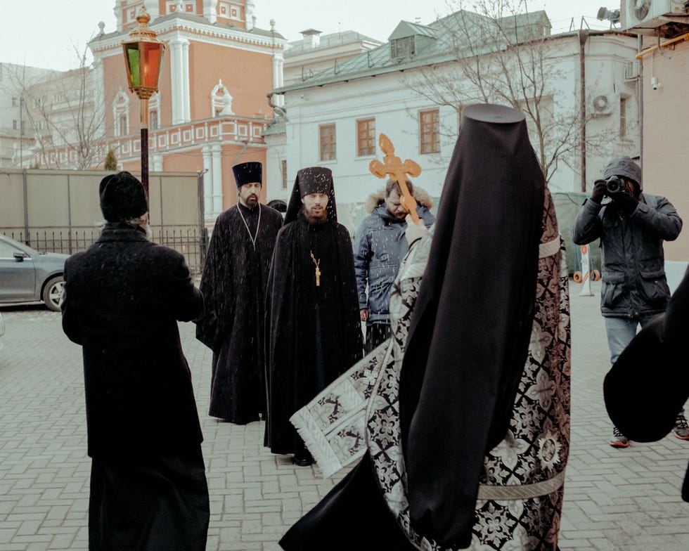 In lijn met de eeuwenoude tradities van de processiegangers die Gods zegen afsmeken begonnen groepjes Orthodoxe priesters dit voorjaar avondwandelingen te maken rond hun kloosters Ze sprenkelden daarbij heilig water op de grond en baden om bescherming tegen het coronavirus Een 21eeeuws uitvloeisel van deze eeuwenoude gewoonte een abt van een van de kloosters postte fotos van de processies op Instagram Hij schreef We hebben nu alle hulp van boven nodig De Heer zal niemand achterlaten