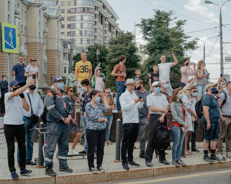 Toen de instructie tot zelfisolatie werd opgeheven in Moskou stonden op 24 juni de straten en trottoirs eindelijk vol voor de parade vanwege de Dag van de Overwinning die zes weken later werd gehouden dan oorspronkelijk de bedoeling was De optocht van militairen en materieel trok langs de toeschouwers en zorgde zo voor een patriottische feestdag in een tijd van angst voor de pandemie en economische crisis Ruim een week later stemden kiezers met de grondwetswijzigingen waardoor president Vladimir Poetin tot 2036 aan kan blijven