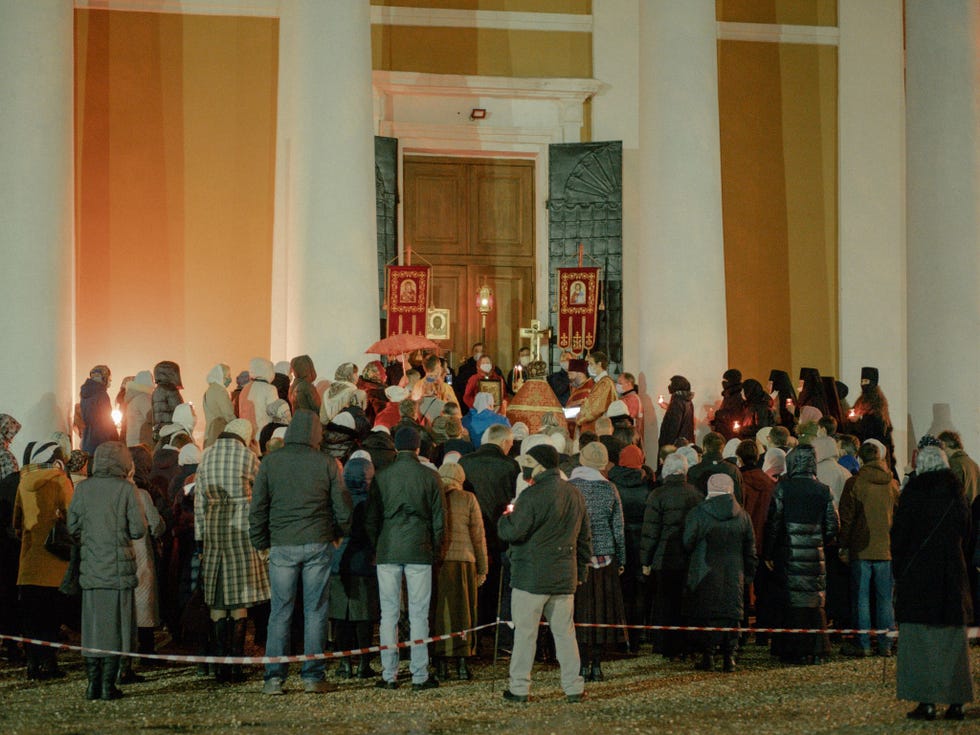 Gelovigen met mondkapjes maar zonder afstand tot elkaar komen voor een kerk samen voor een processie en gebed in Tver op twee uur rijden van Moskou Russisch Orthodoxe religieuze leiders uitten afgelopen voorjaar openlijk hun ongenoegen over de instructies dat mensen zich aan de beschermingsmaatregelen moesten houden vanwege de pandemie Sommige geestelijken stelden net als in de VS en elders dat het bijwonen van diensten belangrijker was dan de oproep om binnen te blijven