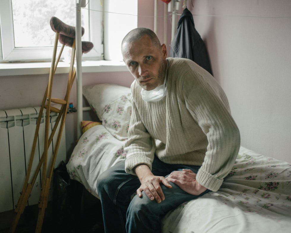 Evgenii die voor een houtbedrijf werkte vertelt dat hij zijn baan kwijtraakte toen Moskou quarantainemaatregelen nam vanwege de pandemie Voordat hij een bed in dit hostel kreeg aangeboden woonde hij een poosje in een opvangcentrum waarin alleen stoelen beschikbaar waren als slaapplek Hij loopt op krukken vanwege een gebroken been dat nooit goed heelde
