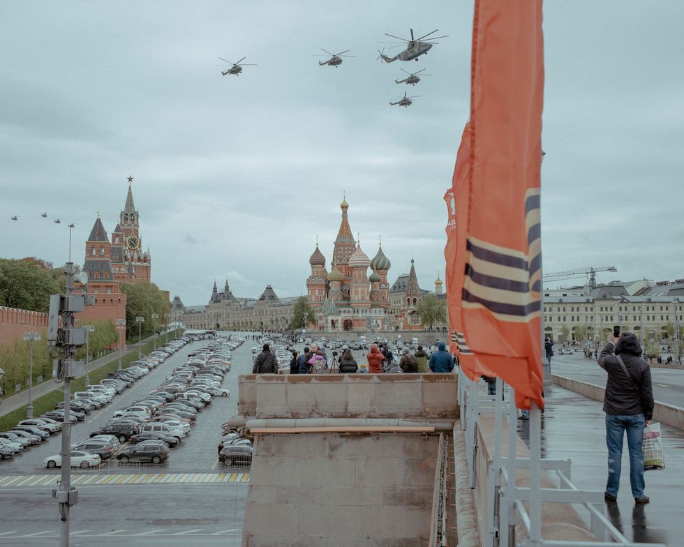 Op Overwinningsdag vliegen militaire vliegtuigen over het Rode Plein in Moskou om de overgave van Duitsland in de Tweede Wereldoorlog te vieren Door de pandemie en het advies om thuis te blijven werd de ceremonie veel minder druk bezocht dan normaal
