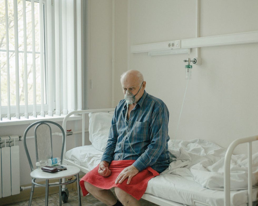 In Ziekenhuis Nr 52 in Moskou ademt een patint die herstellende is van COVID19 de zuurstof in die hem moet helpen weer beter te worden