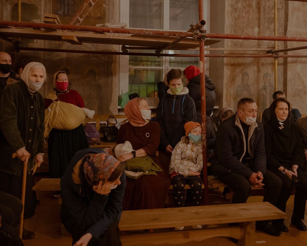 De coronaviruspandemie dwingt mensen ook om hun geloof op een andere manier te belijden In het Russische Tver komen kerkgangers bijeen voor een aangepaste viering van het OostersOrthodoxe paasfeest in Rusland het belangrijkste religieuze feest van het jaarUitSurrealistische beelden van Ruslands strijd tegen COVID19