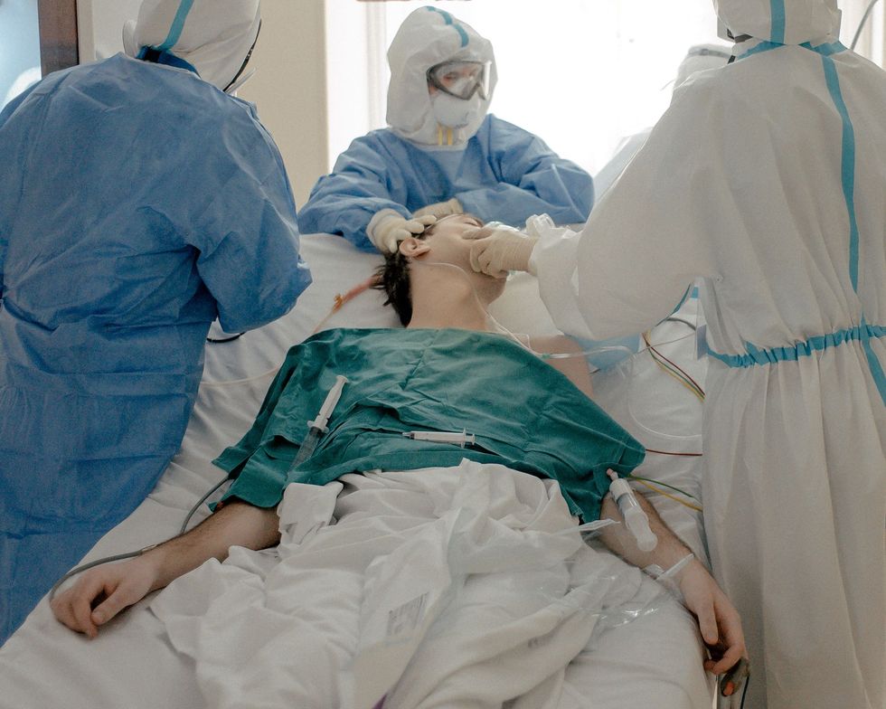 Hoewel de eerste gevallen van COVID19 wezen op een verhoogd risico voor ouderen kan het virus ook voor jonge mensen gevaarlijk zijn In de coronaafdeling van het Moskouse Hospitaal Nr 52 maken zorgmedewerkers zich op om een jonge patint met ademhalingsproblemen te intuberen