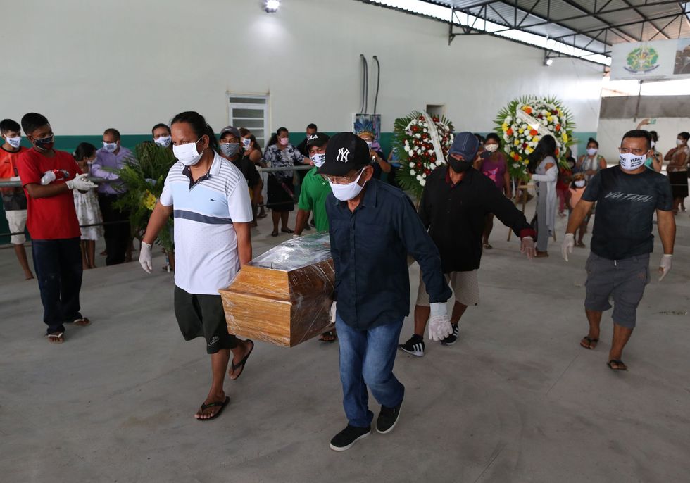 Rouwenden dragen de kist van stamhoofd Messias 53 van de Kokama die in mei in de stad Manaus aan COVID19 overleed