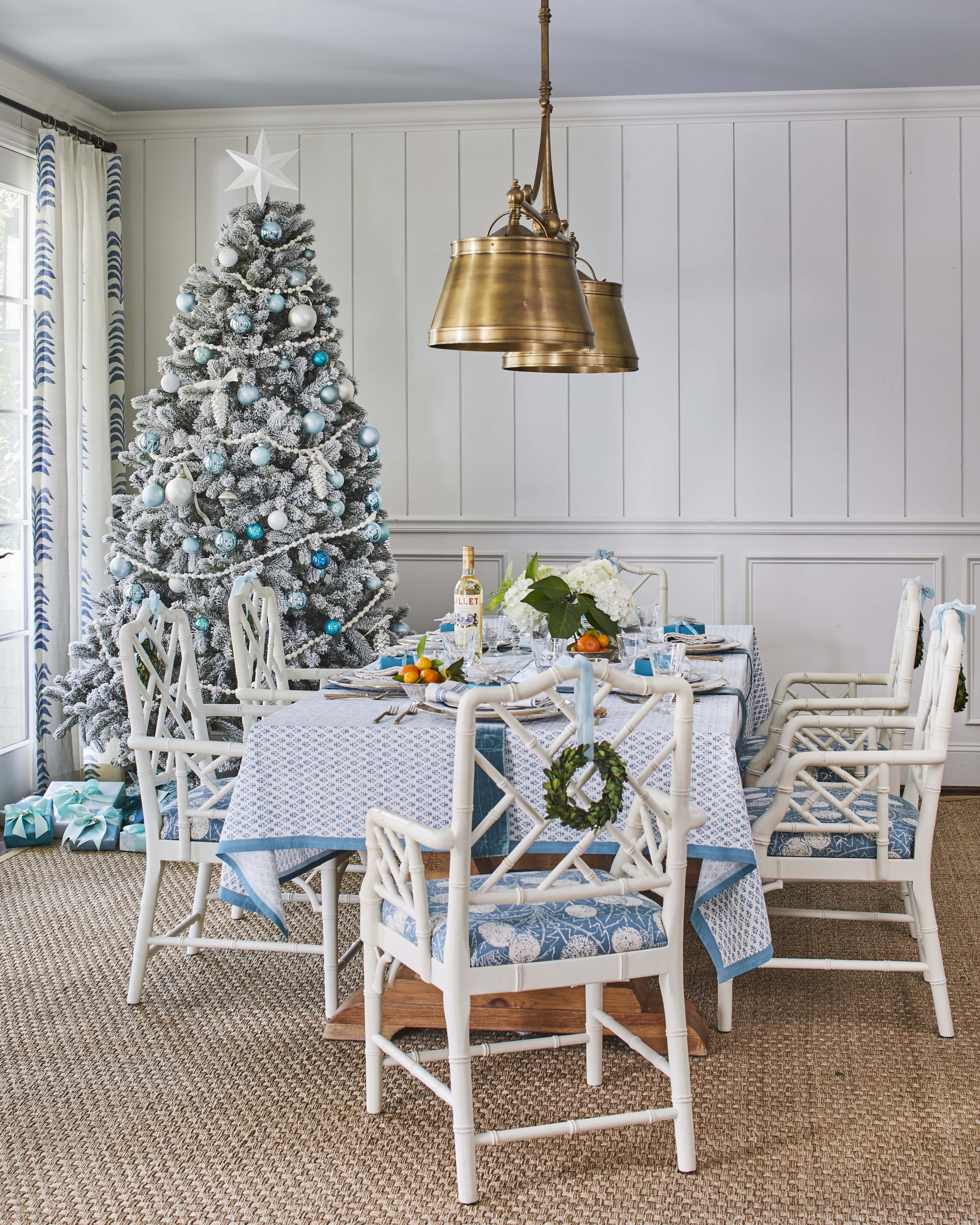 Beautiful Blue and White Christmas Home Decorating Ideas